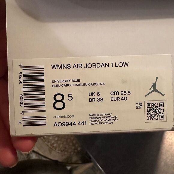 Women’s Jordan 1 Low UNC - Picture 9 of 10